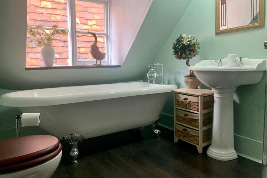 Stunning 18th Century 5 Bed House Old-town *